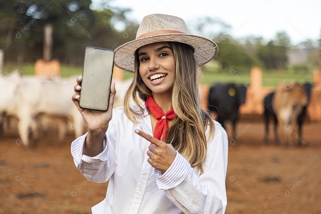 Mulher agricultora sobre fazenda