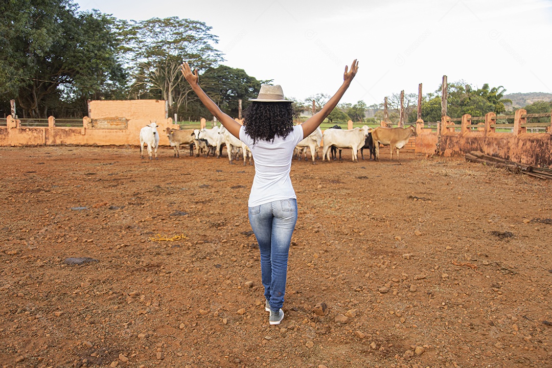 Mulher agricultora sobre fazenda