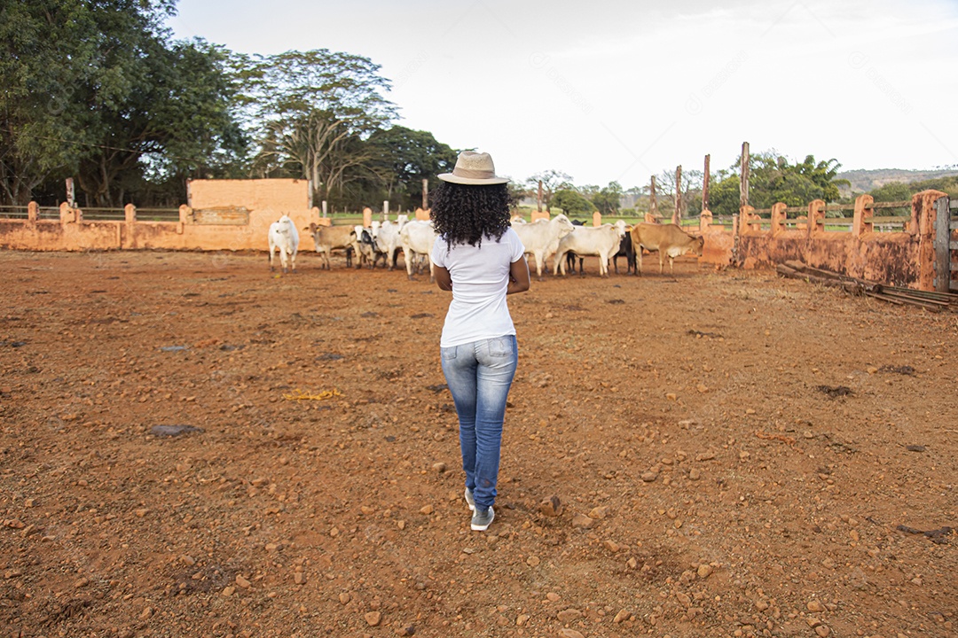 Mulher agricultora sobre fazenda