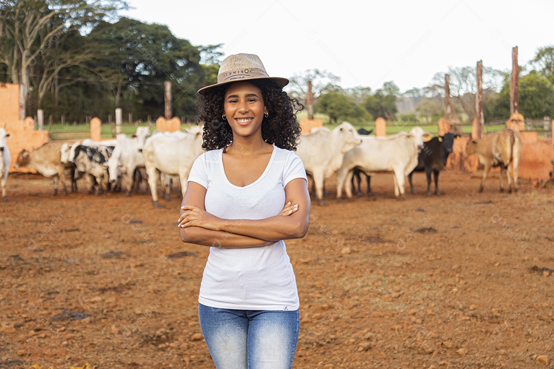 Mulher agricultora sobre fazenda