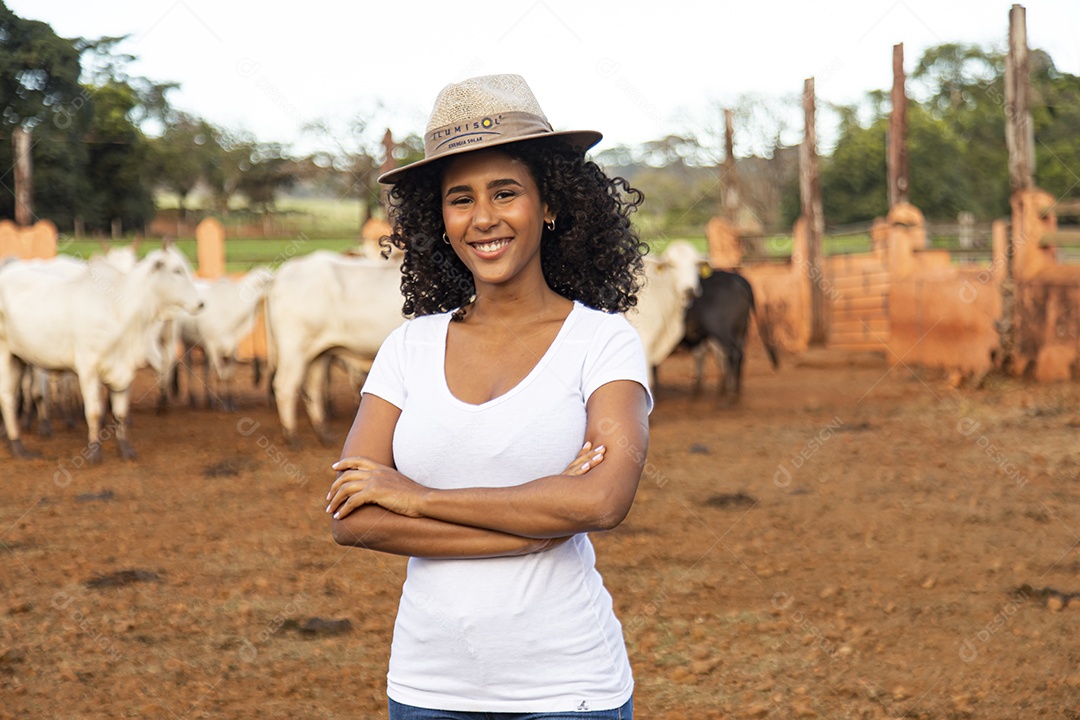 Mulher agricultora sobre fazenda