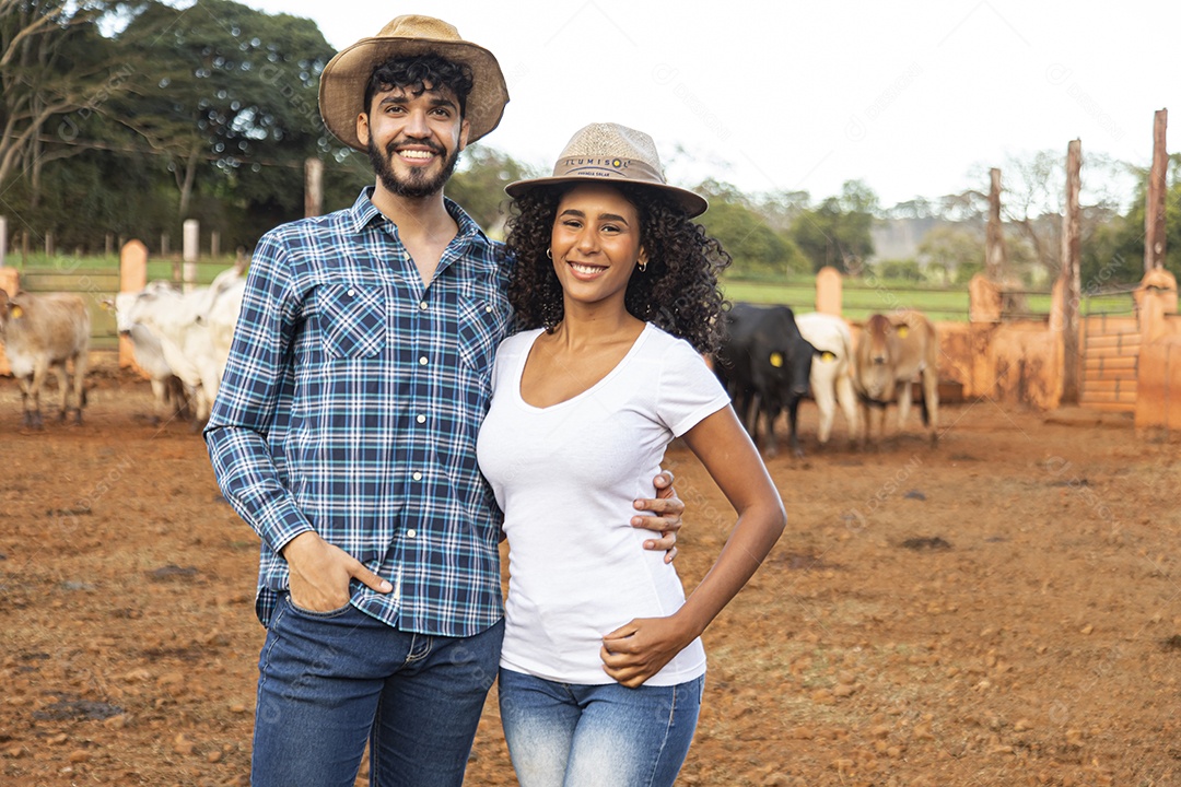 Homem e mulher agricultores sobre fazenda