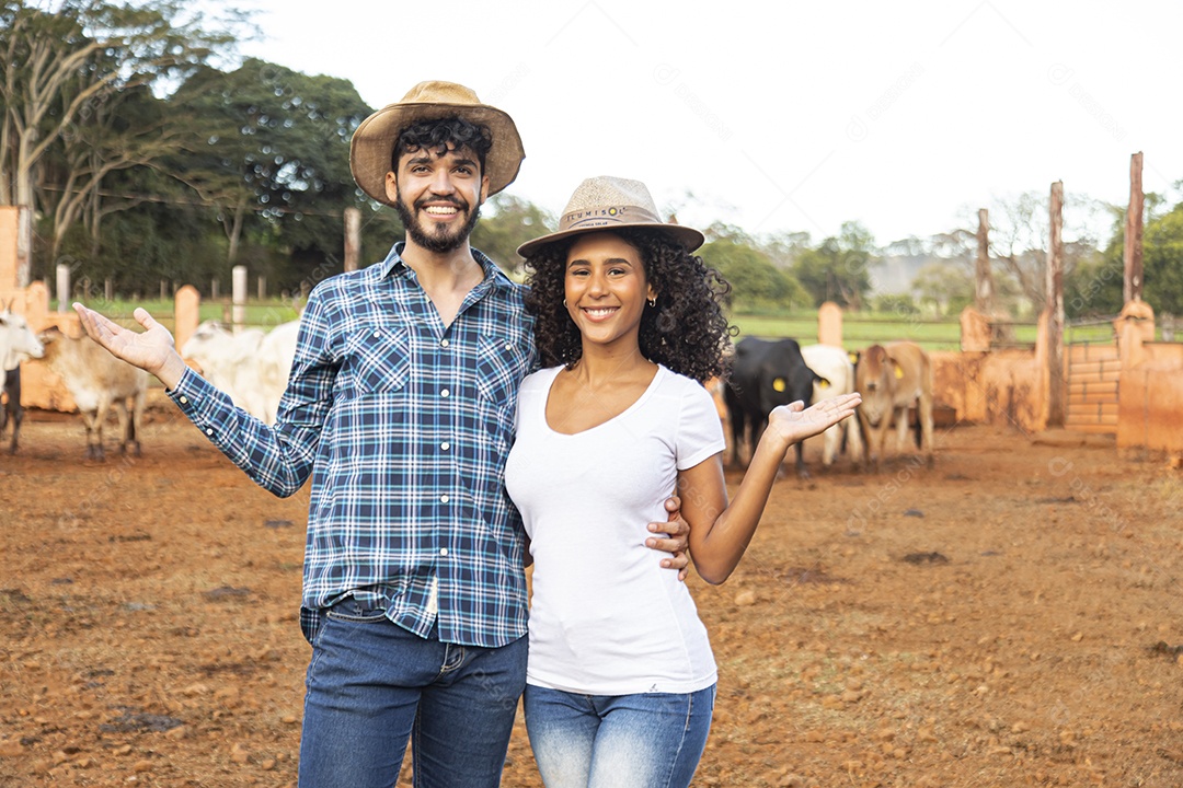 Homem e mulher agricultores sobre fazenda