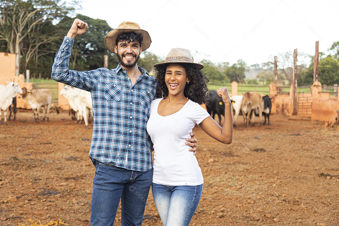 Homem e mulher agricultores sobre fazenda