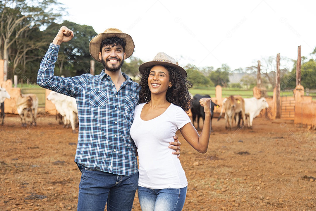 Homem e mulher agricultores sobre fazenda