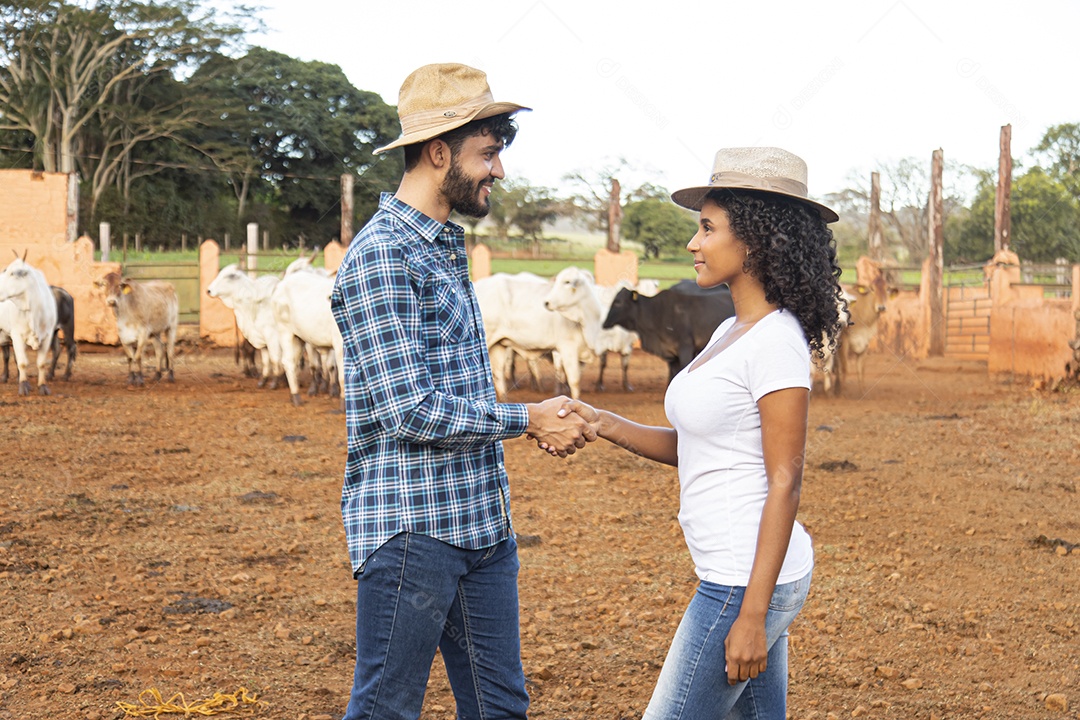 Homem e mulher apertando suas mãos sobre fundo isolado