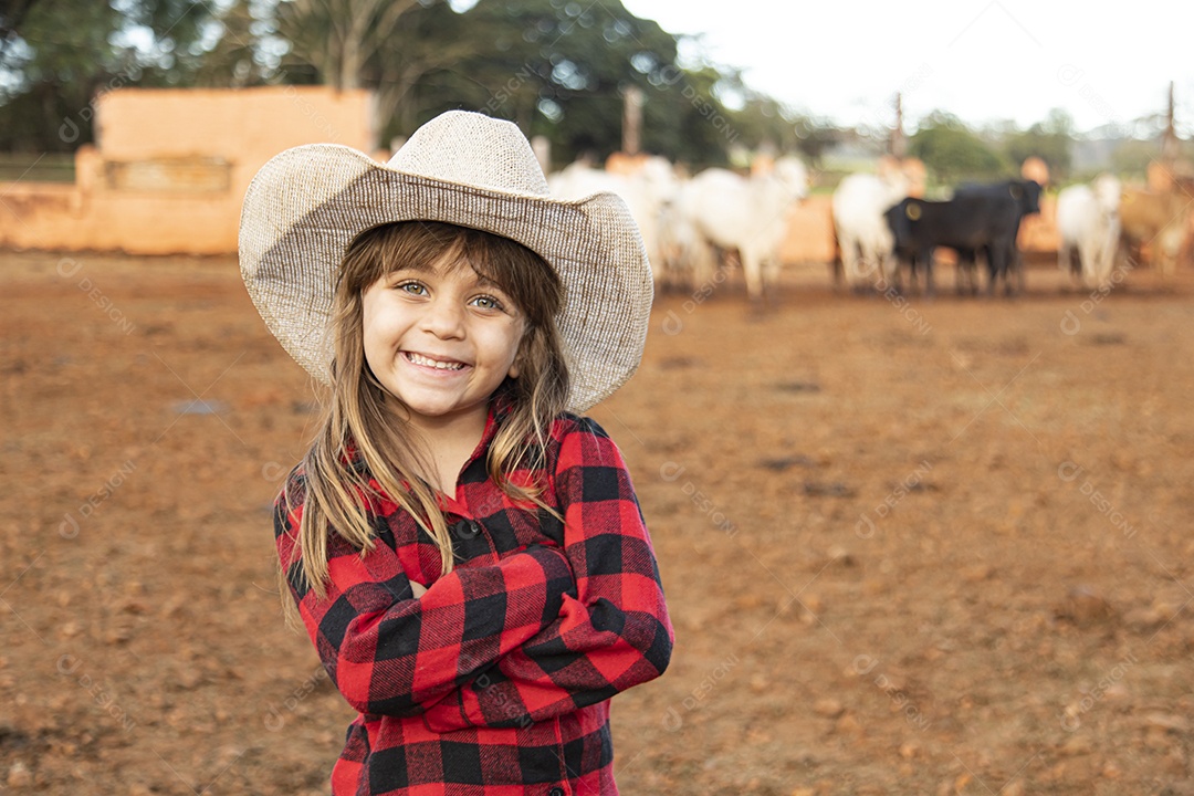 Garotinha agricultora sobre fazenda