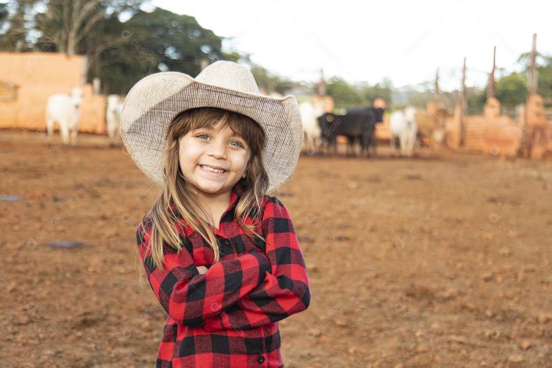 Garotinha agricultora sobre fazenda