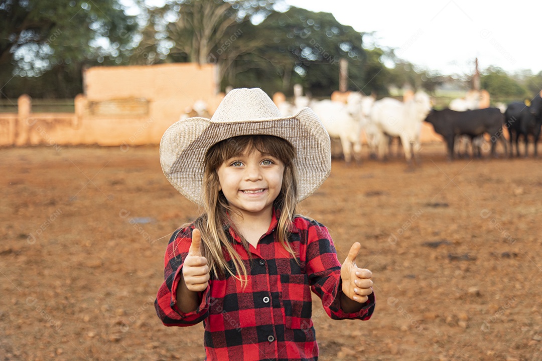 Garotinha linda jovem agricultora sobre fazenda