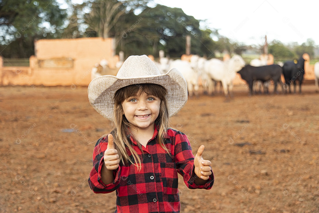 Garotinha linda jovem agricultora sobre fazenda