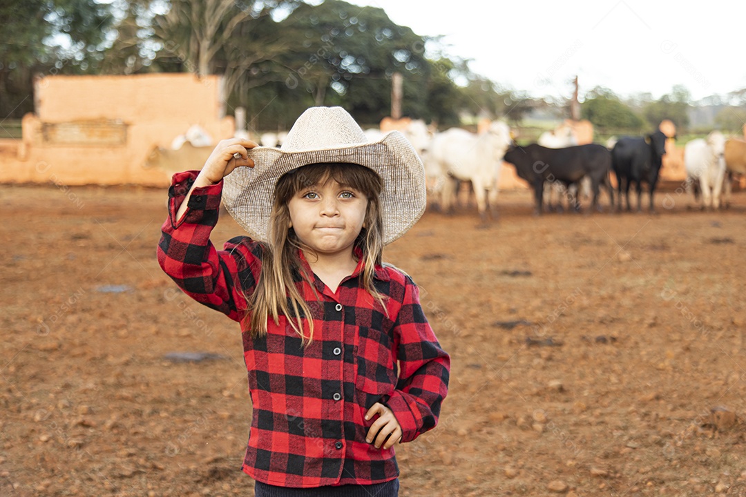 Garotinha linda jovem agricultora sobre fazenda