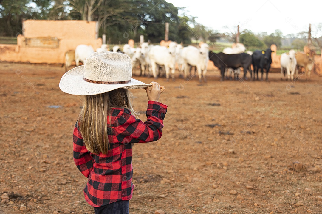 Garotinha linda jovem agricultora sobre fazenda