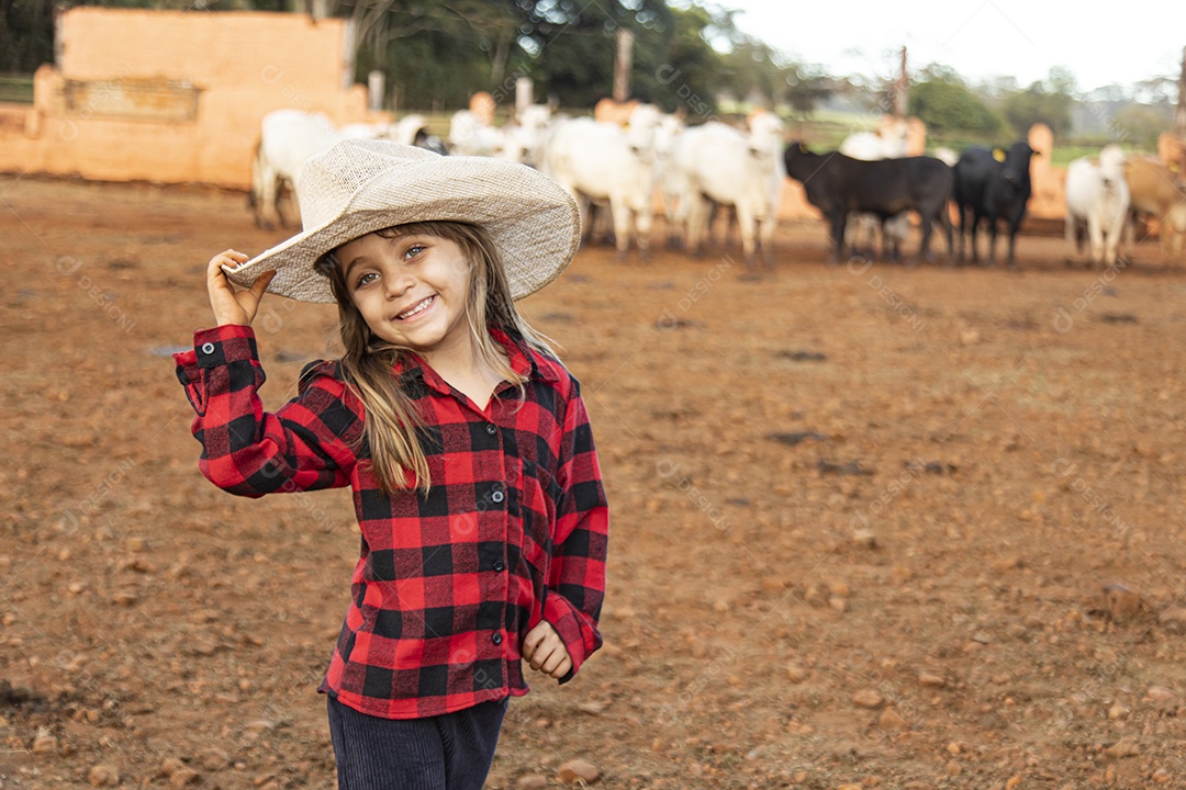 Garotinha linda jovem agricultora sobre fazenda