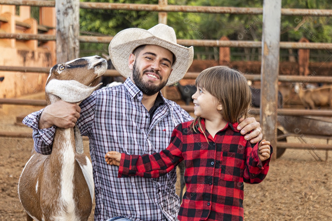 Pai agricultor ao lado de sua filha