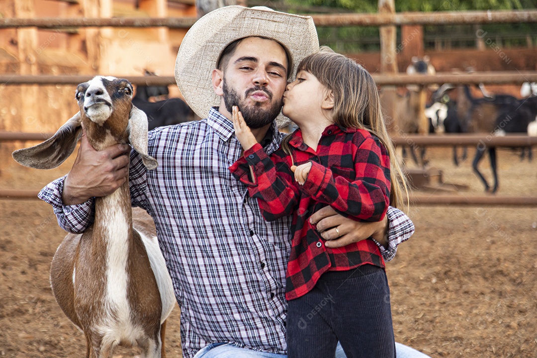 Pai agricultor ao lado de sua filha