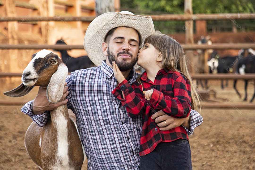 Pai agricultor ao lado de sua filha