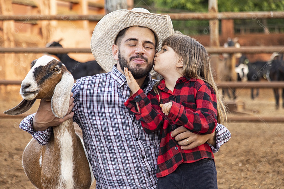 Pai agricultor ao lado de sua filha
