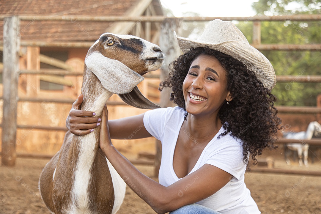 Mulher jovem agricultora sobre fazenda