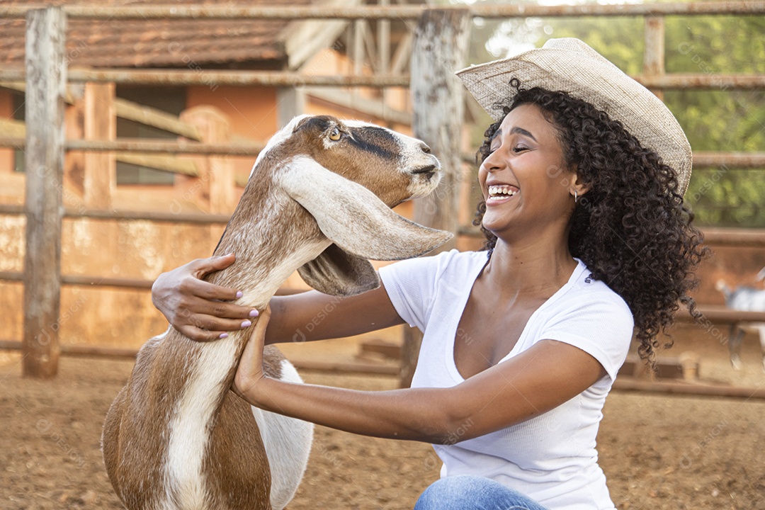 Mulher jovem agricultora sobre fazenda