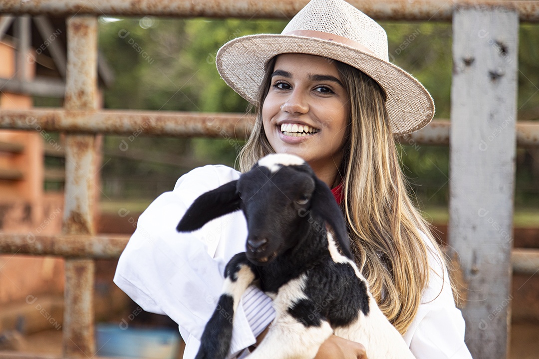 Mulher jovem agricultora sobre fazenda
