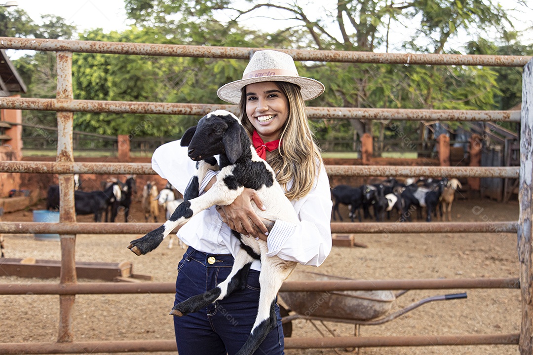 Mulher jovem agricultora sobre fazenda