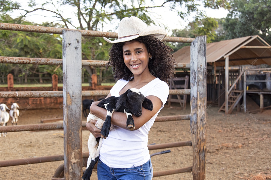 Mulher jovem agricultora sobre fazenda