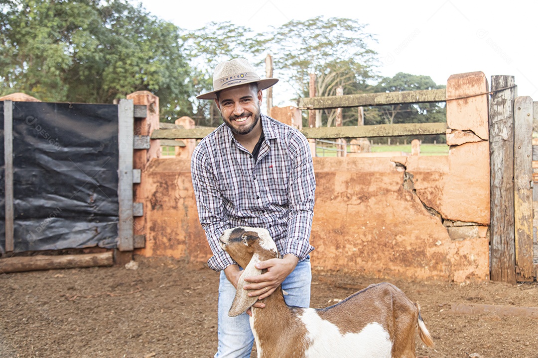 Homem jovem agricultor sobre fazenda