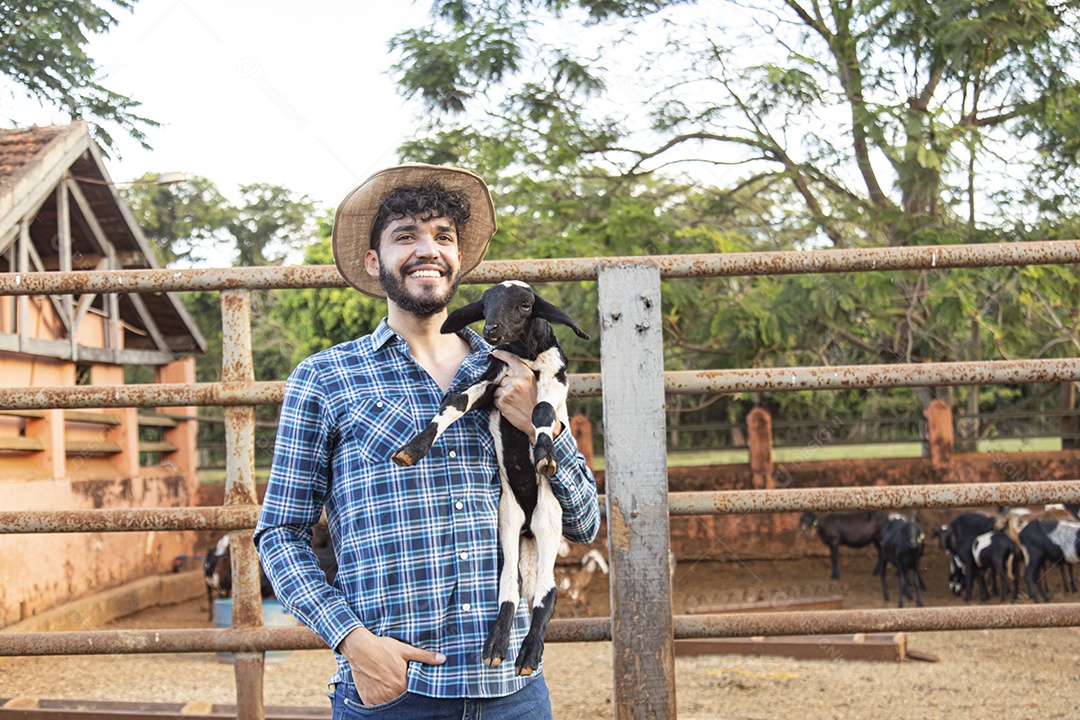 Homem jovem agricultor sobre fazenda