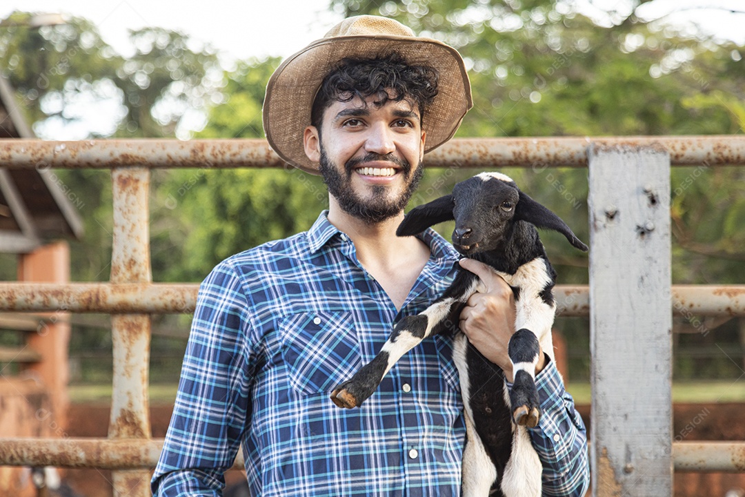 Homem jovem agricultor sobre fazenda