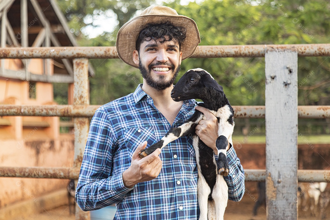 Homem jovem agricultor sobre fazenda