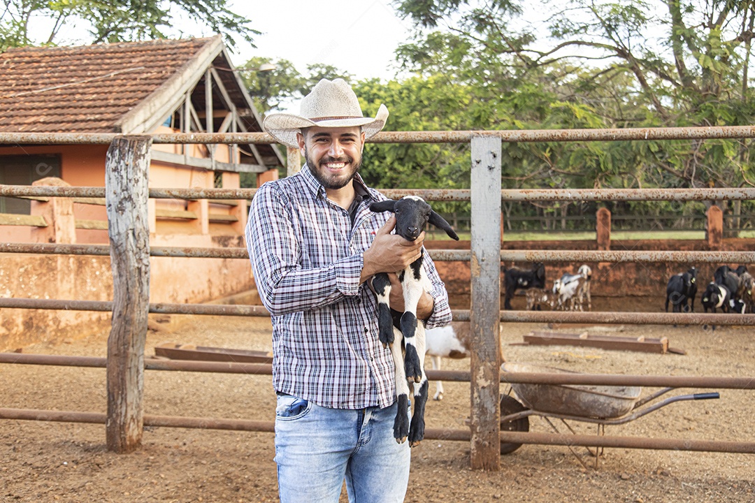 Homem jovem agricultor sobre fazenda