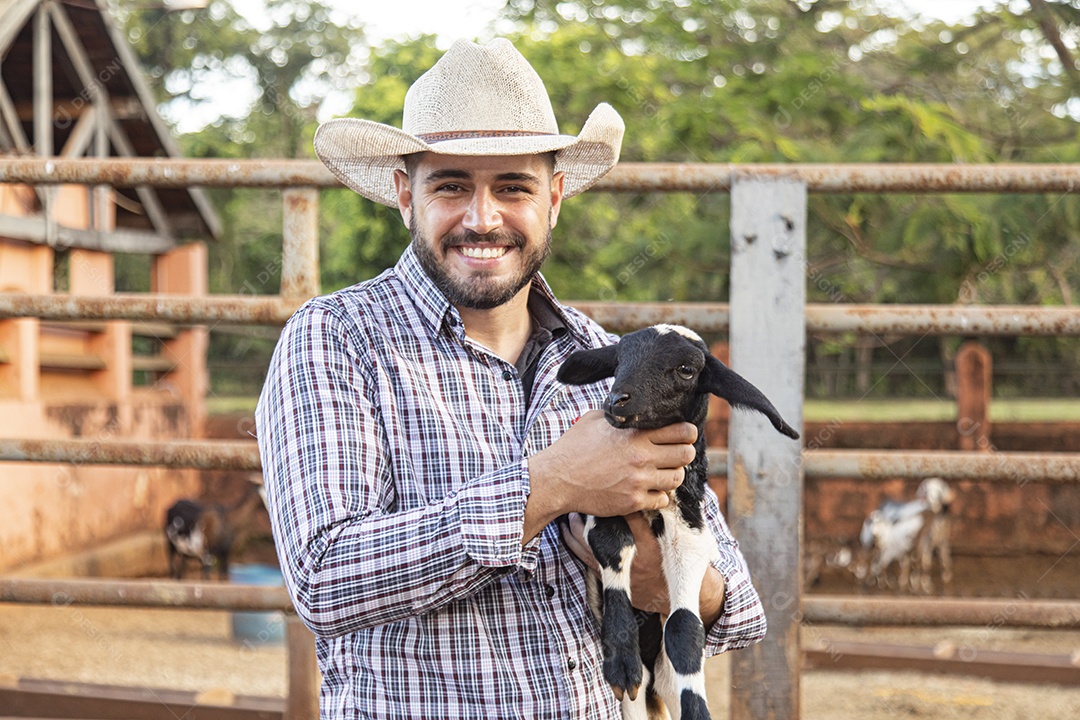 Homem jovem agricultor sobre fazenda