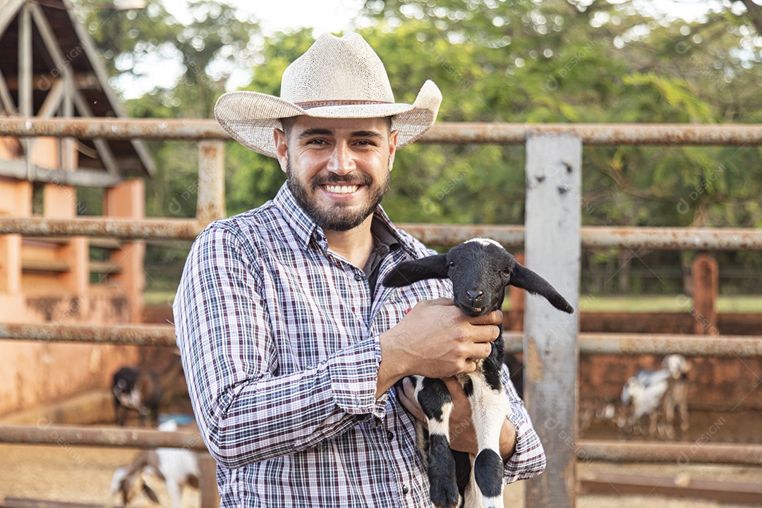 Homem jovem agricultor sobre fazenda