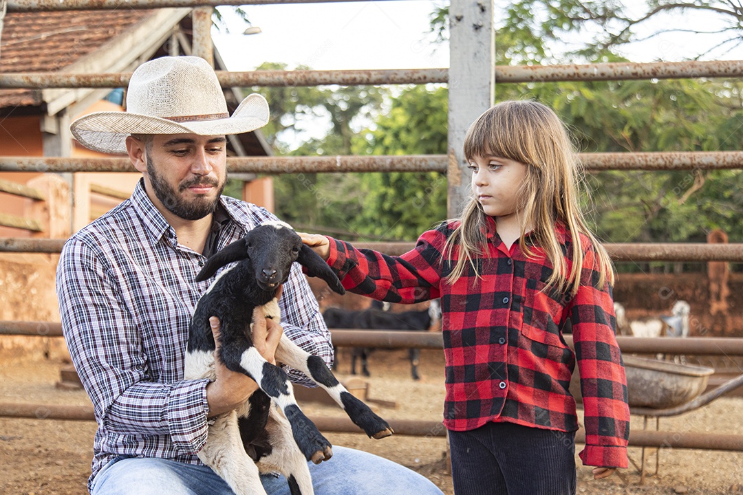 Pai agricultor ao lado de sua filha sobre uma fazenda