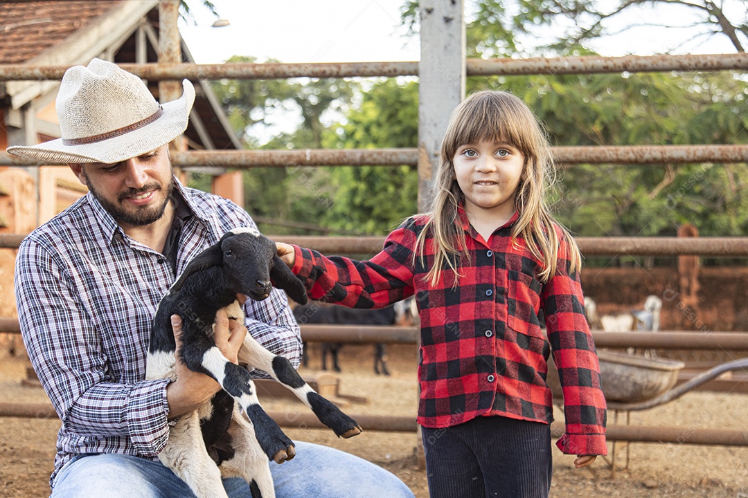 Pai agricultor ao lado de sua filha sobre uma fazenda