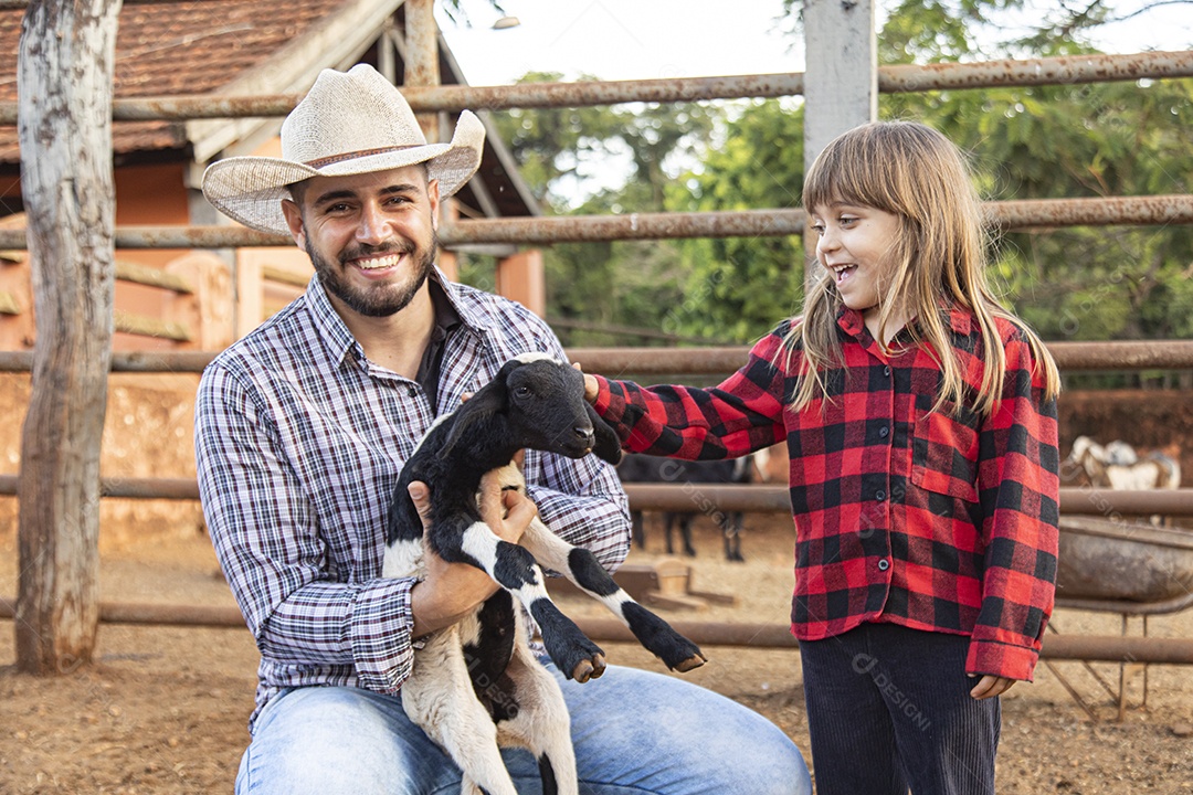 Pai agricultor ao lado de sua filha sobre uma fazenda