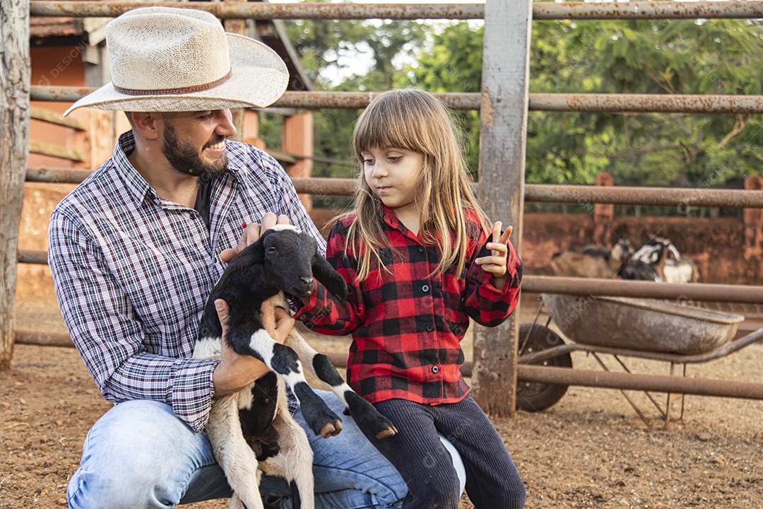 Pai agricultor ao lado de sua filha sobre uma fazenda