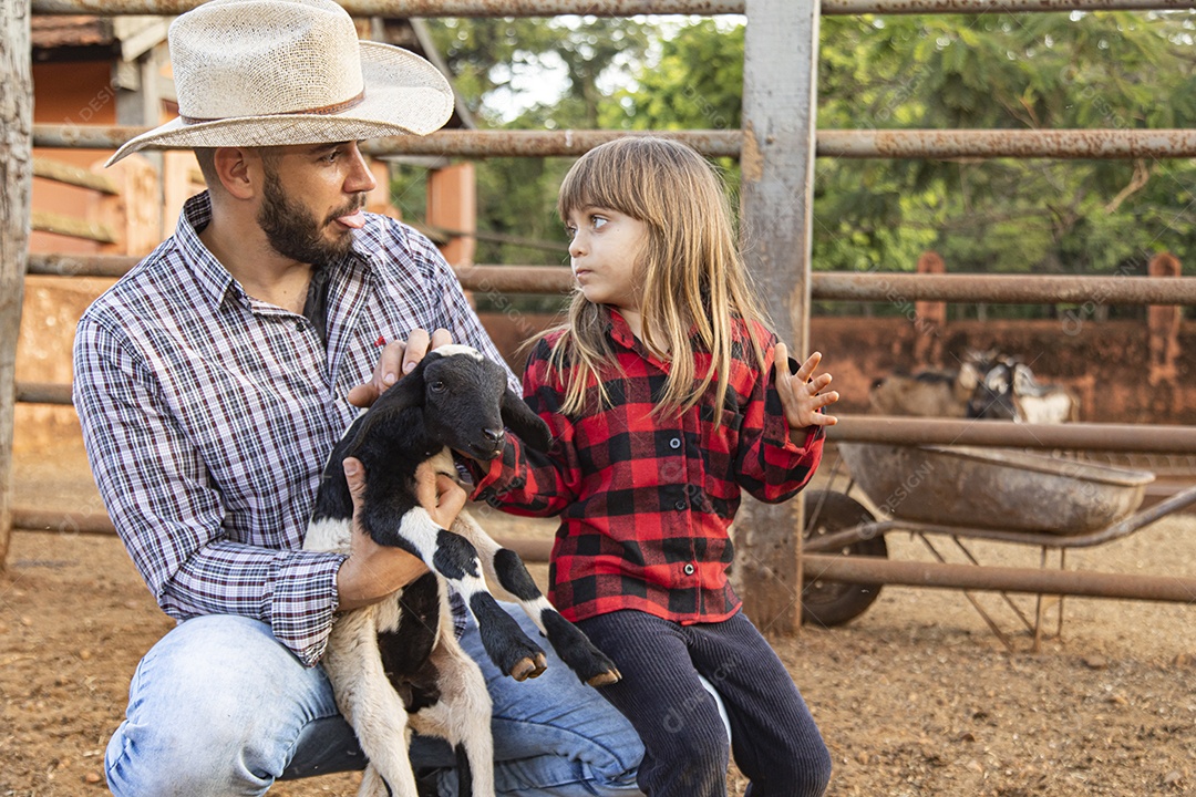 Pai agricultor ao lado de sua filha sobre uma fazenda