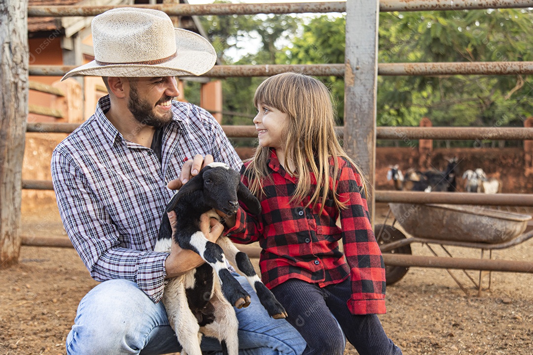 Pai agricultor ao lado de sua filha sobre uma fazenda