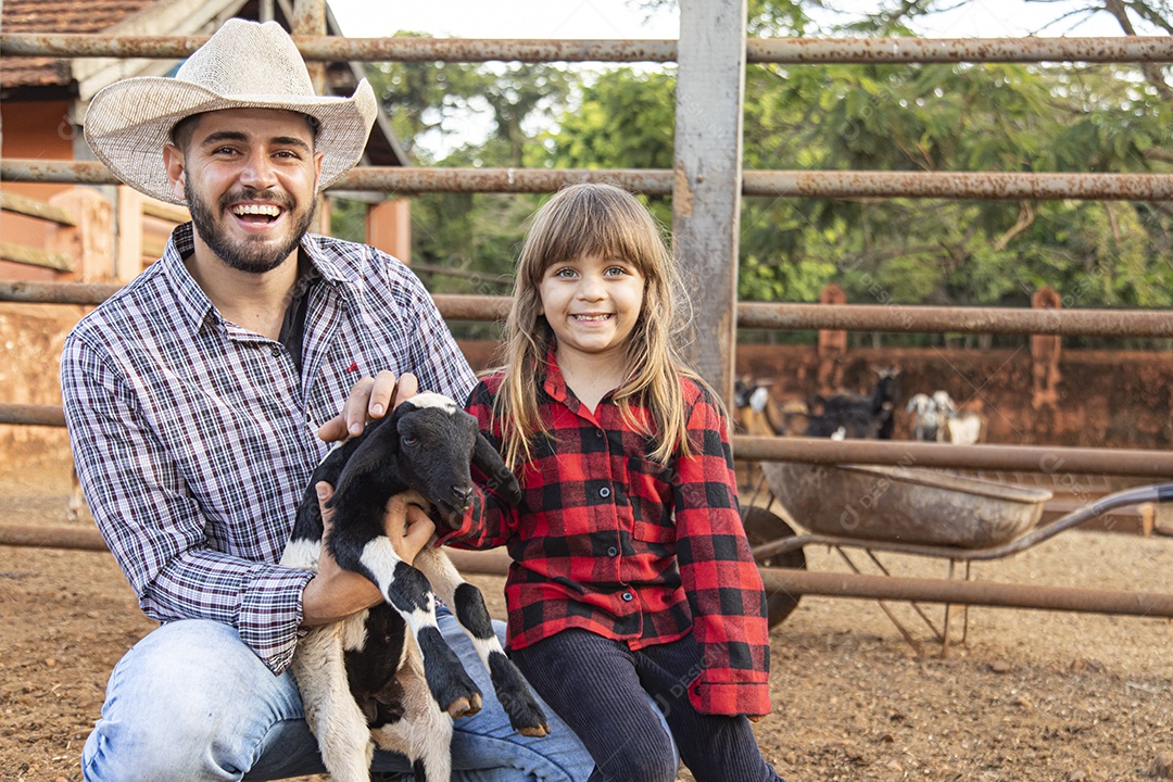 Pai agricultor ao lado de sua filha sobre uma fazenda