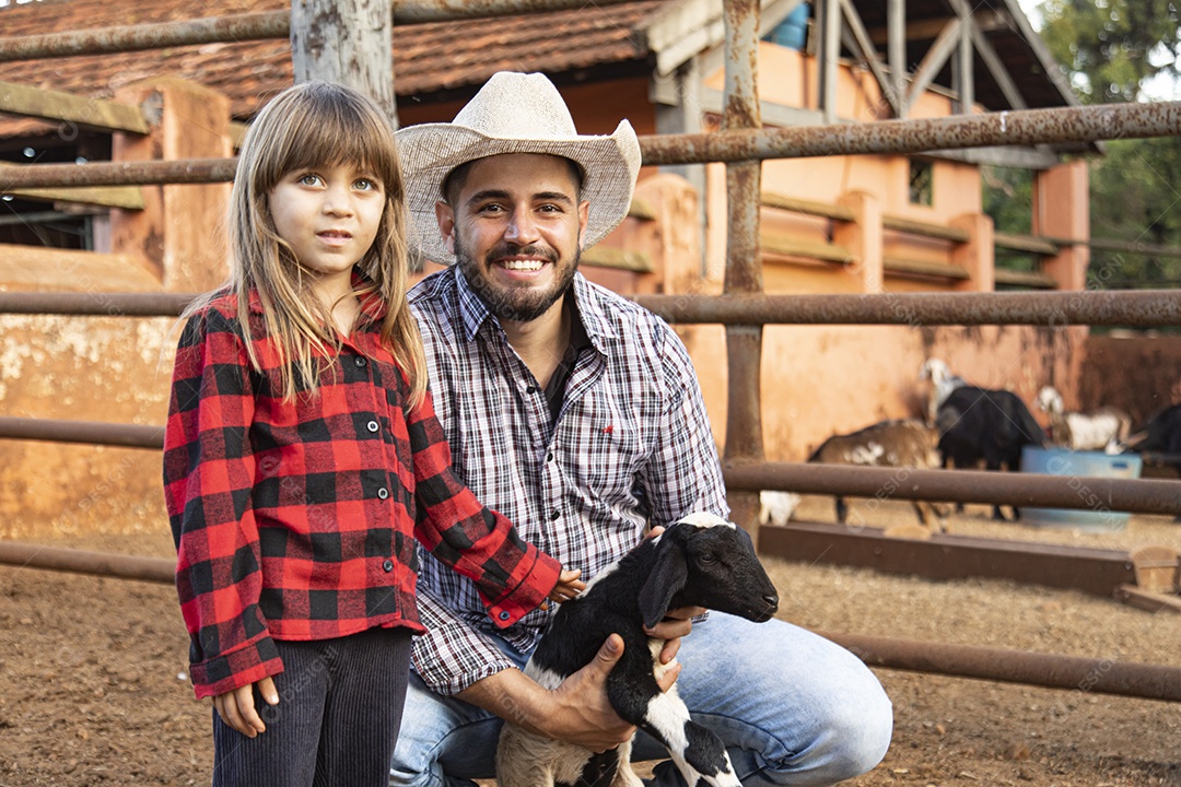 Pai agricultor ao lado de sua filha