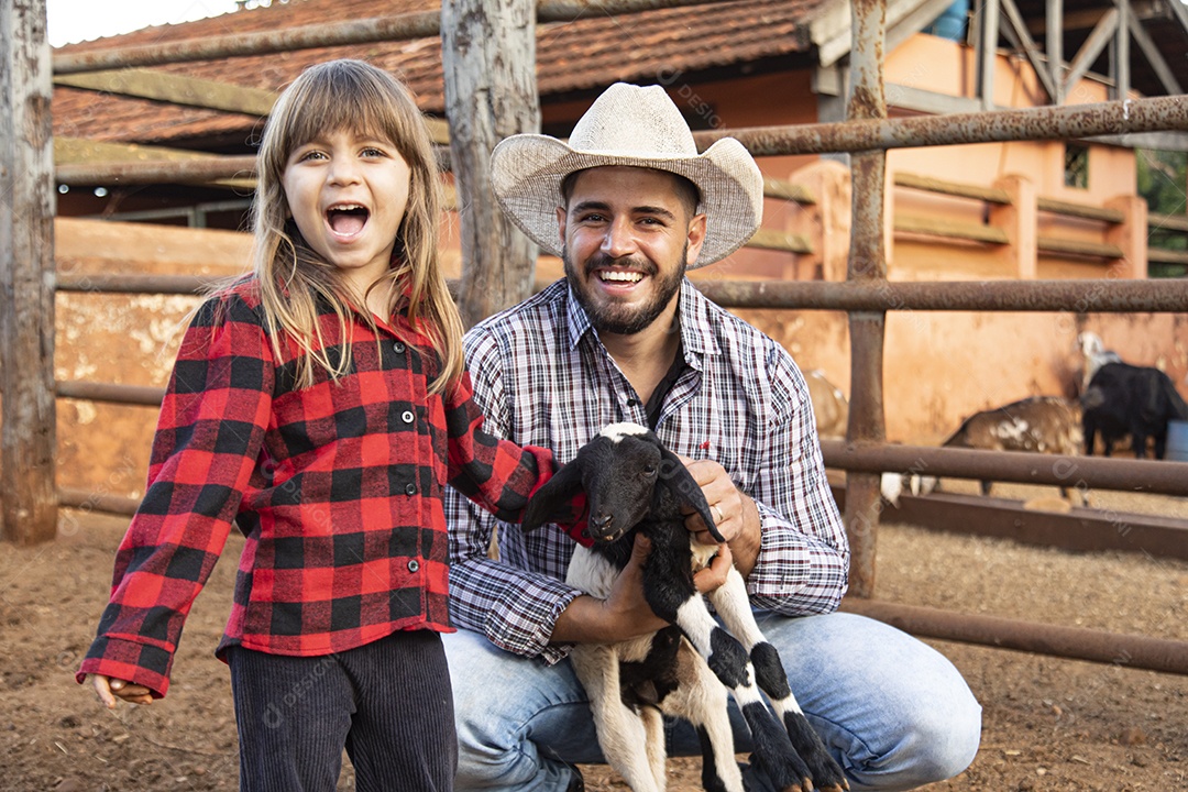 Pai agricultor ao lado de sua filha