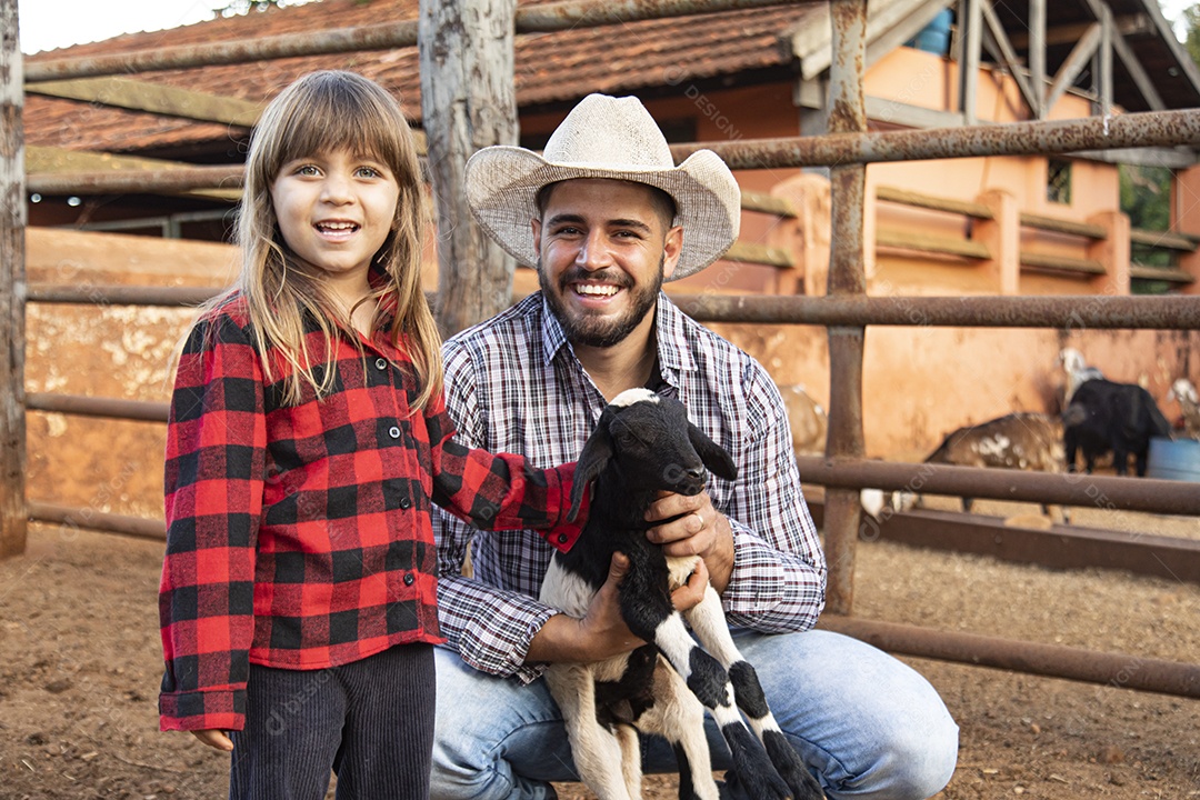 Pai agricultor ao lado de sua filha