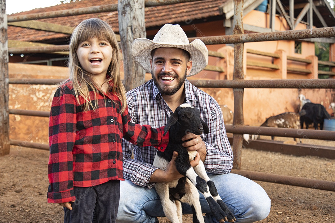 Pai agricultor ao lado de sua filha