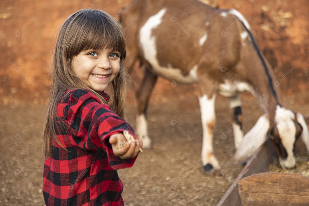 Linda garotinha sobre fazenda
