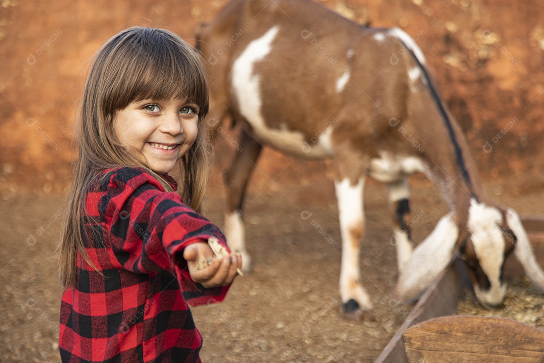 Linda garotinha sobre fazenda