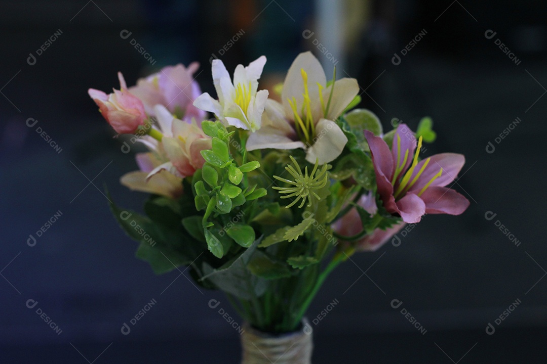 Buquê de flores sobre uma mesa branca