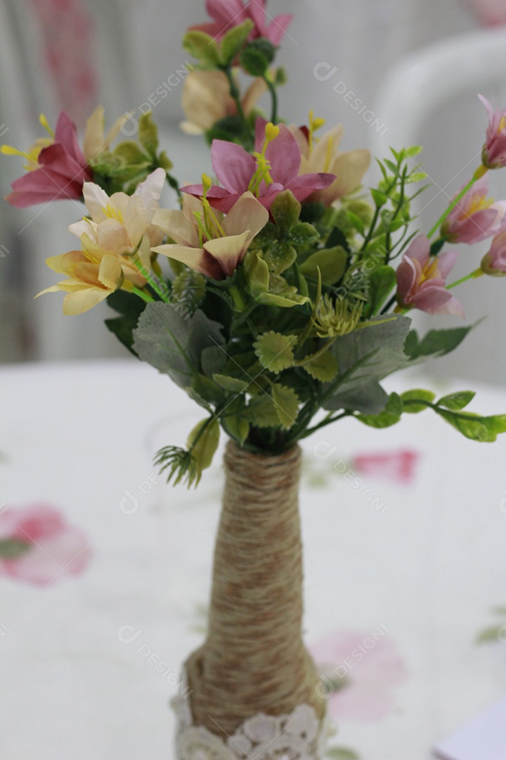 Buquê de flores sobre uma mesa branca