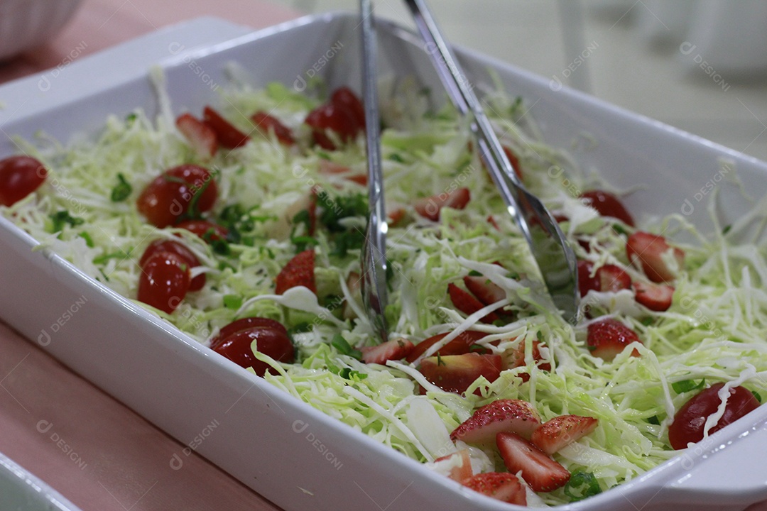 Prato de comida sobre uma mesa
