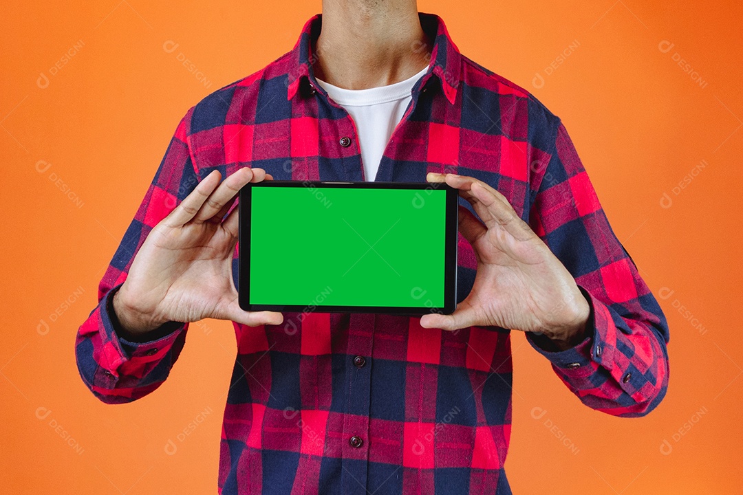 Festa Junina. Homem negro com roupa segurando um celular isolado em fundo laranja.